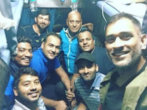 13 ఏళ్ల తర్వాత రైలులో ధోని: సహచరులతో కలిసి ఫోటో వైరల్