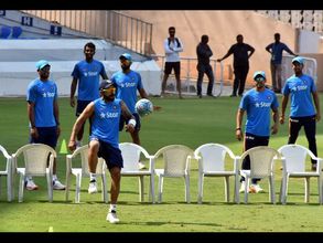 బంగ్లాతో ఏకైక టెస్టు: ఎండలో మాడిన స్కూలు పిల్లలు