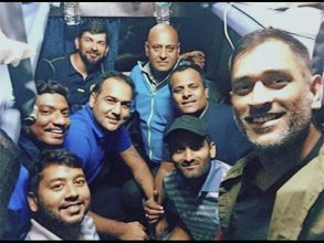 మిత్రులతో కలిసి ధోని భోజనం: ఛాయ్‌వాలా కూడా (ఫోటోలు)