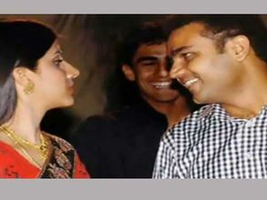 భార్య కోర చూపు, నవ్వుతూ సెహ్వాగ్: ట్విట్టర్‌లో వైరల్