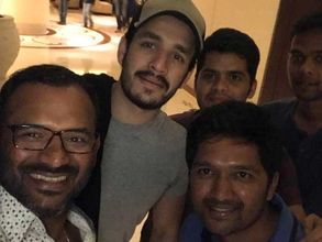 బెంగుళూరులో అనుకోని అతిథిని కలిసిన నటుడు అఖిల్