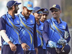 హోటల్‌లో అగ్ని ప్రమాదం: సురక్షితంగా బయటపడ్డ ధోని, బూడిదైన కిట్