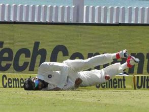 రాంచీ టెస్టులో కోహ్లీకి గాయం: మైదానాన్ని వీడిన కెప్టెన్ (ఫోటోలు)