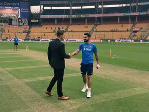 బ్రెట్ లీతో కరచాలనం: బౌలింగ్ చేసిన కెప్టెన్ కోహ్లీ