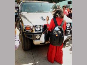 ధోని సెల్ఫీ ప్లీజ్: రాంచీలో కారుకు అడ్డుపడిన ఓ అభిమాని