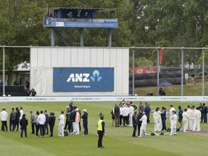 టెస్టు మధ్యలో మోగిన ఫైర్‌ అలారం: ఆగిన మ్యాచ్, వచ్చిన ఫైరింజన్