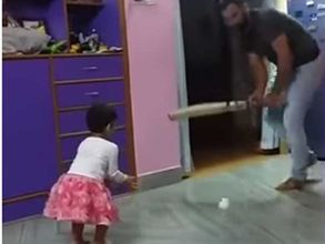 ఎంజాయ్: కూతురితో క్రికెట్ ఆడుతూ బౌలర్ షమీ..