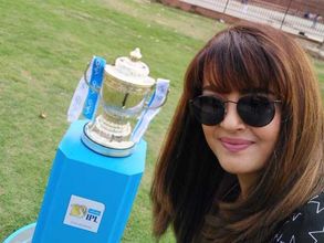 ఎర్రకోట వద్ద సందడి చేసిన ఐపీఎల్ ట్రోఫీ: నటి సెల్ఫీ