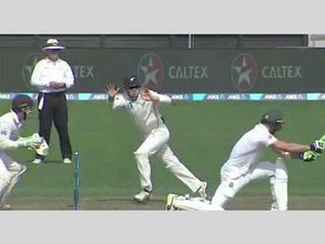 క్రికెట్ చరిత్రలో నిలిచిపోయే క్యాచ్: ఇంటర్నెట్‌లో వైరల్ (వీడియో)