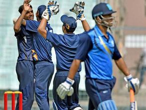 ధోని సేనకు షాక్: జోరు మీద హైదరాబాద్ (ఫోటోలు)