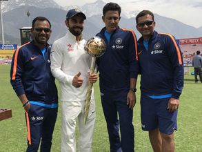 సీజన్‌ను నెం.1తో ముగించిన భారత్: గదతో పాటు కోహ్లీకి రూ.6.6 కోట్ల చెక్