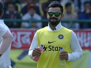 డ్రింక్స్ బాయ్: ధర్మశాల టెస్టులో కోహ్లీ కొత్త అవతారం ఇదే