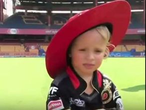 నాన్న స్టార్ క్రికెటర్: అయినా కోహ్లీకి ఫ్యాన్ అయ్యాడు (వీడియో)