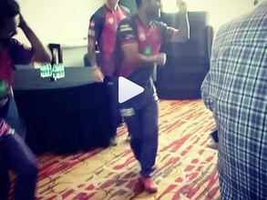 ఇరగదీశాడు: రహానేతో కలిసి ధోని డ్యాన్స్ (వీడియో)