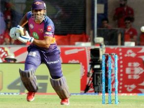 ధోనికి ఏమైంది?: #WeStandByDhoni అంటూ ఫ్యాన్స్ మద్దతు