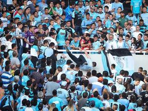 స్టేడియంలో విషాదం: అభిమానులు పరస్పరం దాడి, ఒకరు మృతి