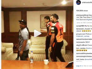 హోటల్ గదిలో యువీతో కలిసి డ్యాన్స్ చేసిన ధావన్‌, నెహ్రా (వీడియో)