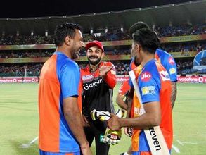 ఏమైంది?: జడేజాను చూసి పడి పడి నవ్విన కోహ్లీ (ఫోటో)