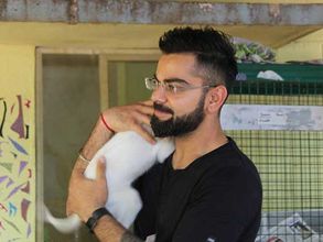 కుక్కలంటే ఎంతో ఇష్టం: 'కేర్' లో విరాట్ కోహ్లీ (ఫోటోలు)