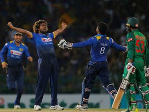 మలింగ హ్యాట్రిక్ సాధించినా: 45 పరుగుల తేడాతో లంక ఓటమి