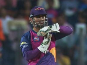 నిబంధనలను ఉల్లంఘించిన ధోని: మ్యాచ్ రిఫరీ మందలింపు