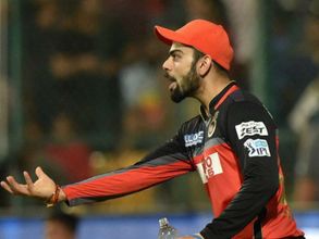 ఐపీఎల్: పూణె మ్యాచ్‌లో కోహ్లీ స్టన్నింగ్ క్యాచ్‌ని చూశారా? (వీడియో)