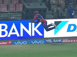 సూపర్‌మ్యాన్: సంజూ శాంసన్ సిక్స్‌ను ఎలా ఆపాడో చూడండి (వీడియో)