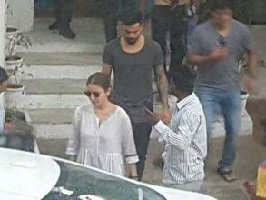 ఫొటోలు: కోలుకుంటున్న కోహ్లీని బెంగళూరులో కలిసిన అనుష్క