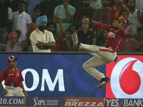 సిక్సర్‌ను ఎలా ఆపాడో: వోహ్రా కళ్లు చెదిరే విన్యాసం (వీడియో)