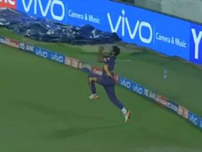 పూణె ఫీల్డింగ్ అదుర్స్: సిమన్స్ రిటర్న్ క్యాచ్ ఉనాద్కత్ పట్టాడిలా (వీడియో)