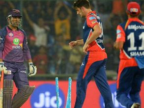 పదేళ్ల ఐపీఎల్: ధోని అలా అవుటవడం ఇదే తొలిసారి (వీడియో)