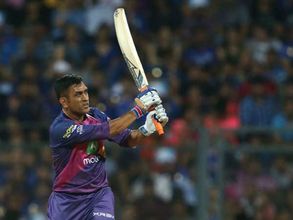 ధోనీ సిక్సర్‌: పుణె డగౌట్‌లో పడ్డ రోహిత్‌ శర్మ (వీడియో)