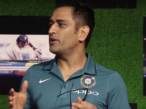 విడుదలైన 'సచిన్' సినిమా: ధోని రివ్యూ (వీడియో)