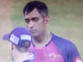 ధోని వద్దన్నాడు: వెంటనే నిర్ణయం మార్చుకున్న స్మిత్ (వీడియో)