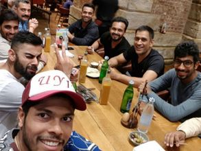 టీమిండియా డిన్నర్ పార్టీ: లండన్‌ చేరుకున్న రోహిత్‌ శర్మ