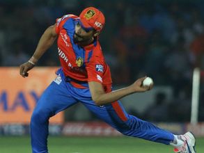 ఐపీఎల్: జడేజా చేతికి బంతి వెళ్తే పరుగు వద్దు (వీడియో)