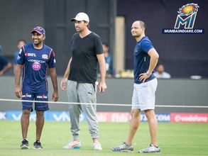 ఫైనల్ పుష్: వాంఖడెలో ముంబై ఆటగాళ్ల జోష్ (ఫోటోలు)