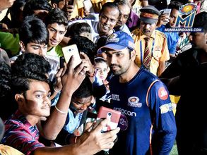 క్వాలిఫయిర్-2: పరుగు తీసిన పొలార్డ్, పుట్‌బాల్ ఆడిన రోహిత్