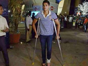 సచిన్‌ కుమారుడికి ఏమైంది?: ఊత‌క‌ర్ర‌ల సాయంతో షోకి