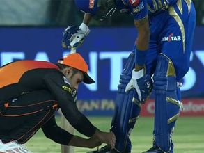 ఐపీఎల్: పాండ్యా షూ లేస్ కట్టి అందరి మనసులు గెలిచిన ఆప్ఘన్ స్పిన్నర్