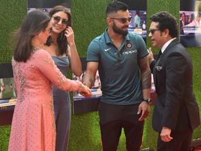 'సచిన్' ప్రత్యేక షో: స్లేట్ గ్రే జంప్‌ సూట్‌లో అనుష్క, కొత్త హెయిర్ స్టైల్ ‌కోహ్లీ