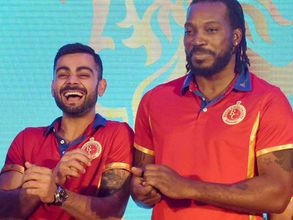 కోహ్లీ పిలుపు: నవ్వు తెప్పించిన క్రిస్ గేల్ పరుగు (వీడియో)