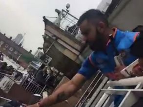 ఛాంపియన్స్ ట్రోఫీ: కోహ్లీ ఆటోగ్రాఫ్‌ కోసం ఎగబడ్డ అభిమానులు