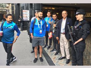 బాగున్నావా?: లండన్‌లో మహిళా పోలీసుతో కోహ్లీ ముచ్చట