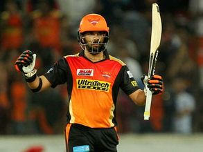 క్రీడాస్ఫూర్తి: రిషబ్ పంత్‌కు సాయం, యువీపై నెటిజన్ల ప్రశంసలు