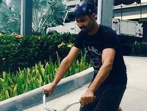 ప్రధాని మోడీ స్ఫూర్తి: ఆంటిగ్వా వీధుల్లో సైకిల్‌ తొక్కిన జడేజా