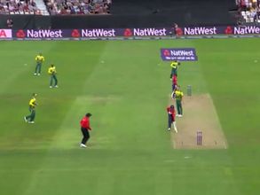 గ‌మ్మ‌త్తుగా అవుటయ్యాడు: టీ20లో ఇదే తొలిసారి (వీడియో)