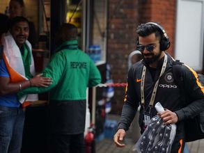 పోటెత్తిన అభిమానులు: స్టేడియానికి చేరుకున్న ఇరు జట్లు