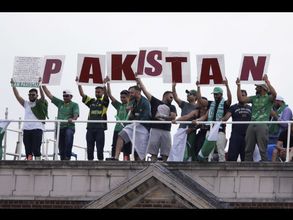 పాక్ అభిమాని రెచ్చగొట్టే వ్యాఖ్య: షమీకి కోపం, వారించిన ధోని