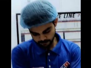 పాకిస్థాన్ పిజ్జా హ‌ట్‌లో ప‌నిచేస్తున్న‌ విరాట్ కోహ్లీ! (వీడియో)